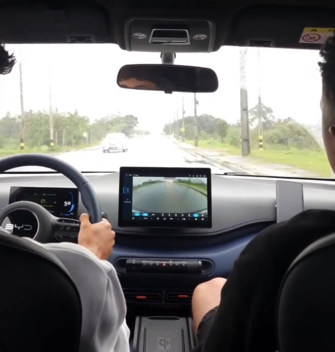 Interior do BYD Dolphin Mini com volante, painel digital e central multimídia