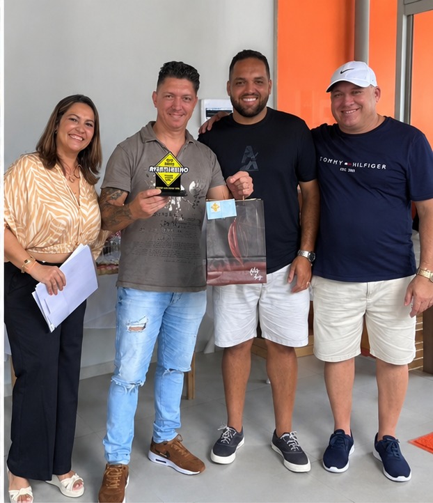 Instrutor Jeferson recebendo o Prêmio Destaque 2025