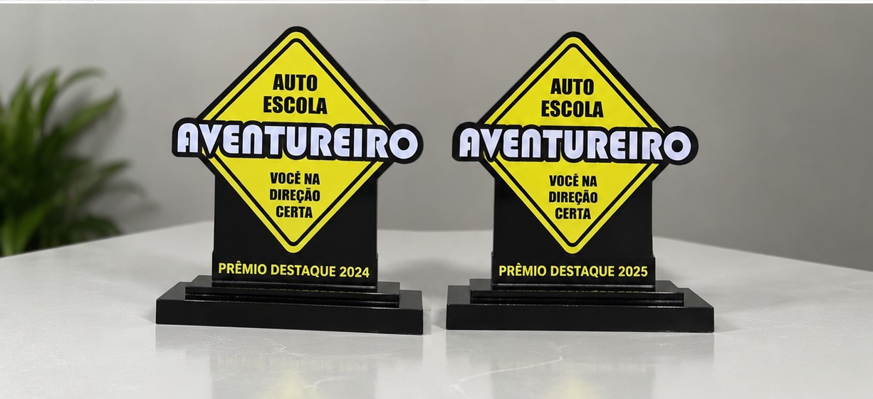 Troféus Prêmio Destaque 2024 e 2025 da Autoescola Aventureiro