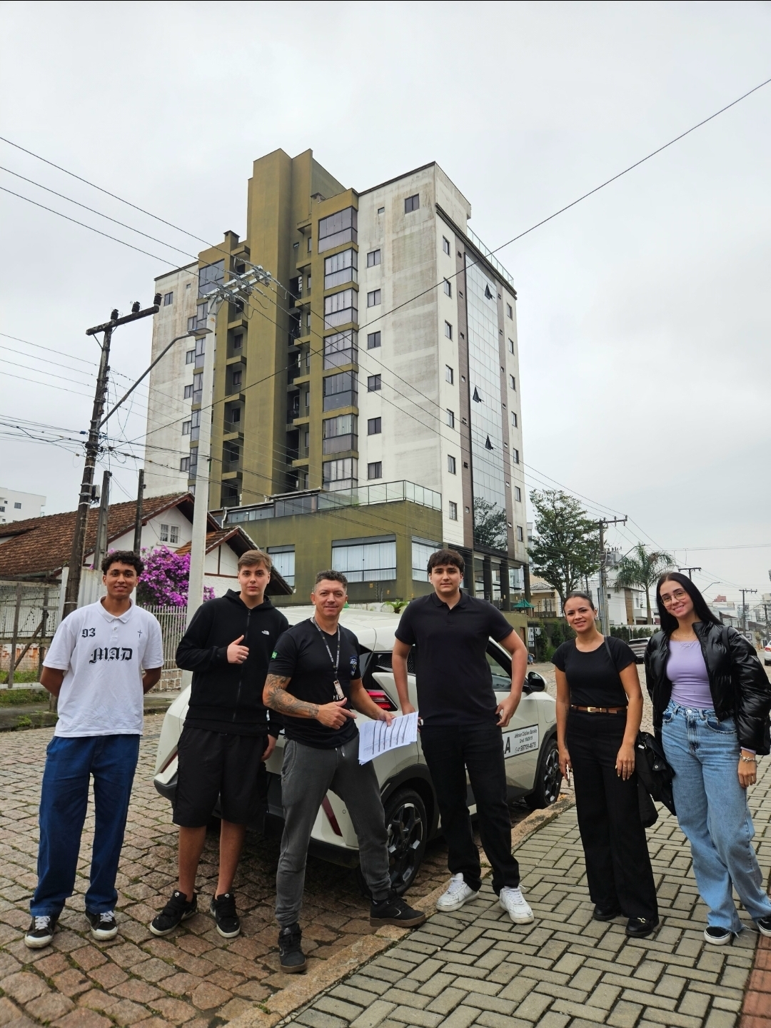 Alunos comemorando a aprovação com o instrutor