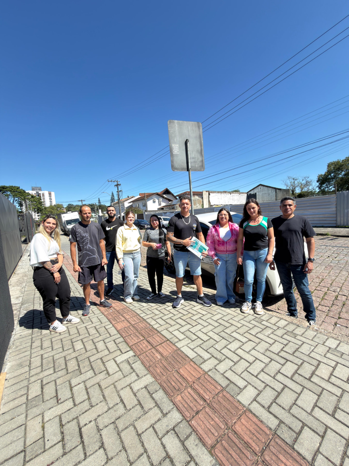 Turma de alunos aprovados posando com o instrutor