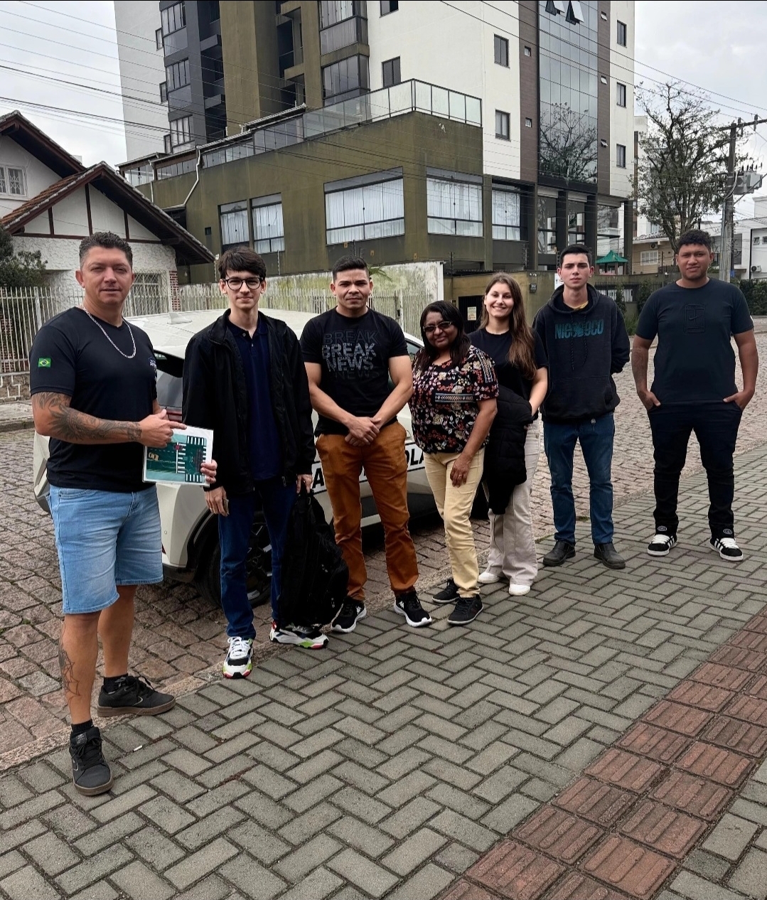 Turma de alunos aprovados com o Instrutor Jeferson